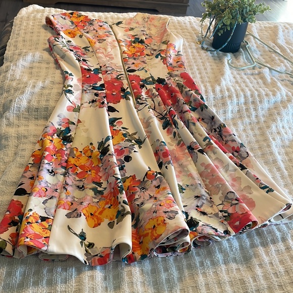 Just Taylor Women’s Floral Dress with pockets - Picture 5 of 9